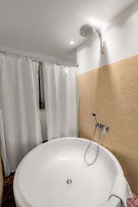 Orizontes View Hotel tesisinde bir banyo +85 fotoğraf