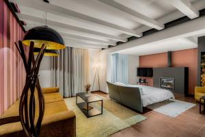 Orizontes View Hotel tesisinde bir televizyon ve/veya eğlence merkezi