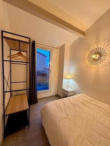 En eller flere senge i et værelse på Villa front de mer et jacuzzi privatif