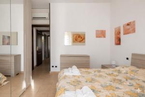 een slaapkamer met een bed met handdoeken erop bij Dimoras Bellissimo Appartamento Centrocittà in Olbia