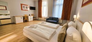 a hotel room with two beds in a room at UNEA Aparthotel in Leipzig - Vollausgestattete Apartments in Leipzig