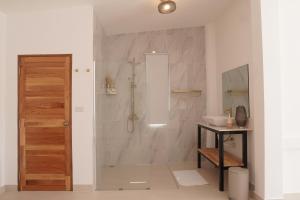 Et badeværelse på Aura Koh Tao