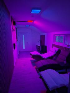 Giường trong phòng chung tại Apartmaji Beli Jelen