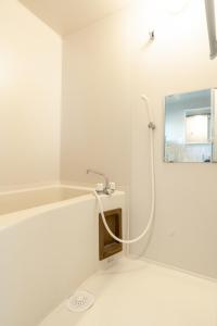 Et badeværelse på AURA YUZAWA Apartment Hotel - Spacious 1Bedroom Apartment with Large Living Room Sleeps 4 to 6, Bedroom with 2-Double Beds, Living Room with 1-Double Bed & 1-Sofa Bed + 83 billeder