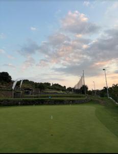 een golfbaan met een groen veld waarop vlaggen staan bij Ilice tiny house in Acireale