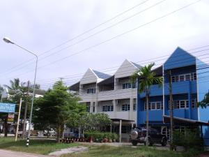 un edificio azul y blanco con un coche aparcado delante en Albatross Guesthouse @ Thungwualaen Beach en Pathiu