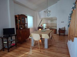 eine Küche und ein Esszimmer mit Tisch und Stühlen in der Unterkunft Casa da Neta in Açor