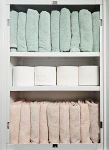 ein Schrank voller Handtücher und Toilettenpapier in der Unterkunft MIIN Stay01 in Seoul