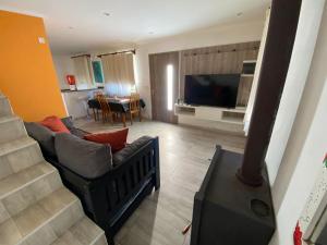 a living room with a couch and a television at FloreSer in Villa Gesell