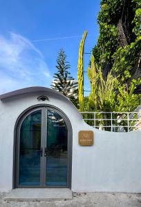 een deur naar een gebouw met een bord erop bij Sosun View Private Villa in Thoddoo