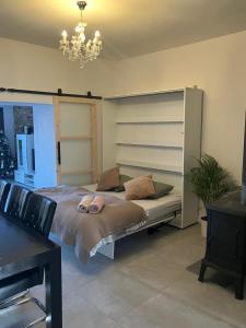 een groot bed in een slaapkamer met een kroonluchter bij U Mariki 