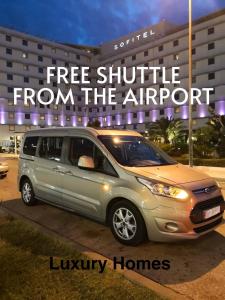 un minivan argentato parcheggiato di fronte a un edificio. di Luxury Home a Spata