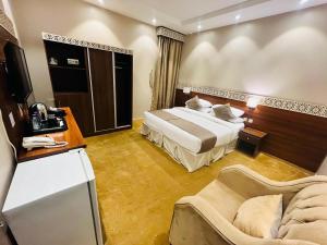 a hotel room with a bed and a couch at فندق صها in Ash Shishah