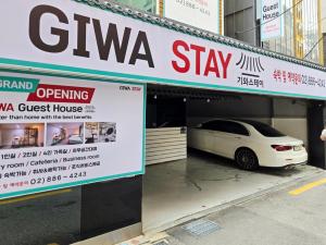 ein weißes Auto steht in einer Garage in der Unterkunft MIIN Stay01 in Seoul