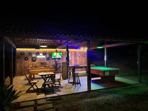 a ping pong room with a ping pong table at Estação Serramar in Lumiar
