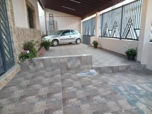 a car parked in a parking lot next to a building at Aconchego de mae - 5 min do Santuário e comércios - Casa completa in Aparecida