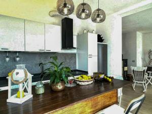 una cucina con bancone e frutta di Panoramic Villa In The Lucca Hills a Capannori