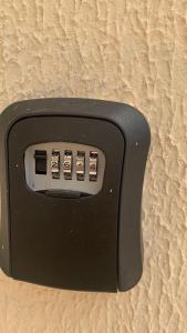 een zwart object met vier schakelaars aan een muur bij FlatsRose CH Flamboyant Conforto e qualidade in Goiânia