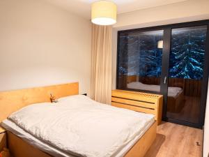 En eller flere senge i et værelse på Woods Inn Kokta-Mitarbi