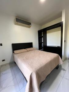 een slaapkamer met een bed in een kamer bij El Lago in Coronado