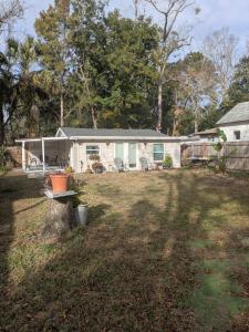 a white house with a yard with a tree at Cottage & Garden in Jacksonville