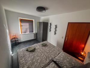 a bedroom with a bed with two green pillows on it at Ferienwohnung Gleesbergquelle in Aue-Bad Schlema