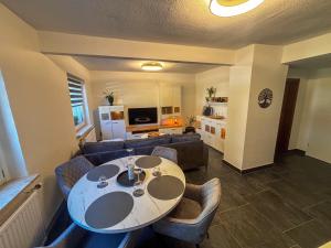 a living room with a table and a couch at Ferienwohnung Gleesbergquelle in Aue-Bad Schlema