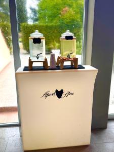 Een vitrine voor een appelwinkel met twee honingpotten. bij La Siègià Resort spa in Massa Marittima