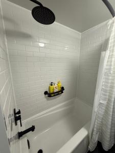 Um banheiro em Bright, Private, Peaceful Suite with Retail Conveniences Steps Away mais 32 fotos