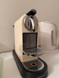 Příslušenství pro přípravu čaje a kávy v ubytování Maison familiale au cœur d’un village typique