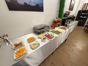 een buffettafel met veel gerechten erop bij Hotel Camino Real Puno in Puno