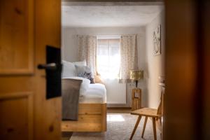 a bedroom with a bed and a window at Chalet Mühlburger in Gruben
