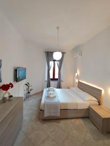 イグレージアスにあるStefanie Home Boutiqueの大きなベッドと窓のある寝室 +21枚の写真