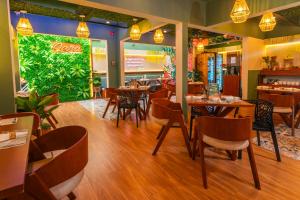 a restaurant with tables and chairs in a room at Montreal Magdalena Del Mar Hotel in Lima