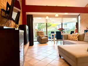 ein Wohnzimmer mit Sofa und Tisch in der Unterkunft Villa Pineta Grande in Lignano Sabbiadoro + 50 Fotos