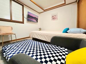 a room with two beds and a checkered floor at MIIN Stay02 in Seoul