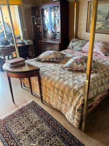 a bedroom with a bed and a table with a table sidx sidx at Rocamare, la Vie est Belle! in Cannes
