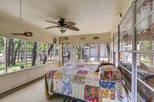 a bedroom with a bed and a ceiling fan at Papas Lakefront Hideaway in Chico