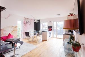 a living room with a couch and a table at Luxury Long-Term Apartment with Terrace in Vienna