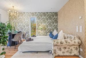 a bedroom with a bed and a couch at Luxury Long-Term Apartment with Terrace in Vienna