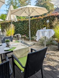 a table with an umbrella in a garden at Gasthaus Bären Kölliken in Kölliken