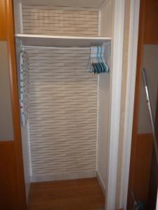 un armadio con una porta cieca in una stanza di Au gré des marées, 1 chambre a Hanvec