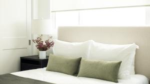 Postel nebo postele na pokoji v ubytování ONeill Buyout by AvantStay Modern Beach Getaway Newly Renovated