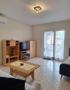 a living room with a couch and a coffee table at Apartments Villa Granda Tolic in Biograd na Moru