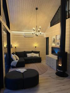 een woonkamer met een bank en een open haard bij Villa Syli in Äkäslompolo