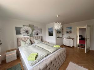a bedroom with a large bed in a room at FeWo Am Reinhardsberg in Friedrichroda