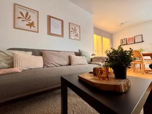 Et opholdsområde på Gemütliches Loft in der Natur mit privater Terrasse - 15 min vom Strand + 13 billeder