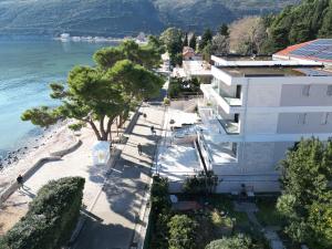 vista aerea su una spiaggia e su un edificio di Isidora Seafront Apartments a Igalo