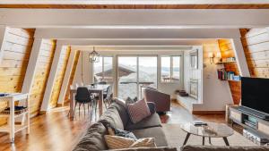 Et tv og/eller underholdning på Chickaree Chickadee Buyout by AvantStay 2 Sister Cabins