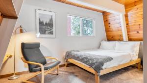 En eller flere senge i et værelse på Chickaree Chickadee Buyout by AvantStay 2 Sister Cabins